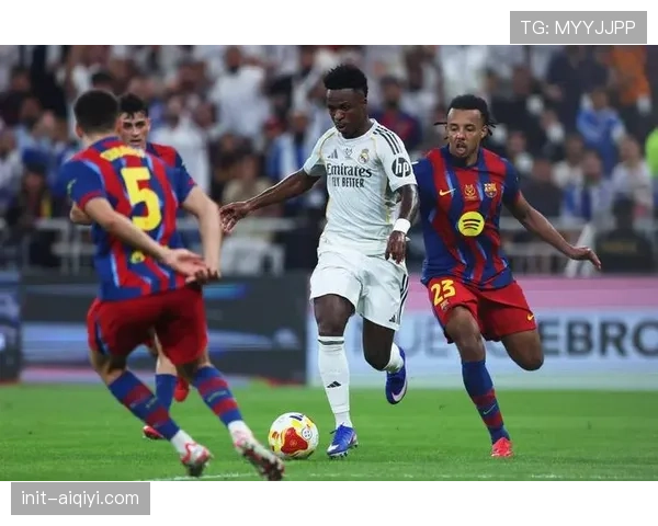 特写:拉斯帕尔马斯老将哈维-穆尼斯打入个人西甲百球后泪洒赛场